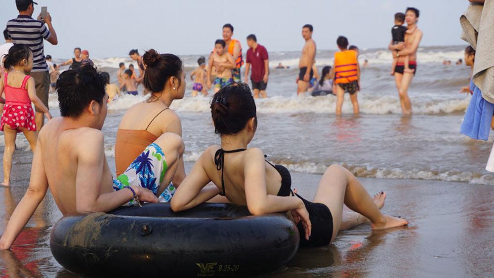 Đến Hải Hòa bạn không thể không tắm biển, tận hưởng sự mát mẻ giữa mùa hè